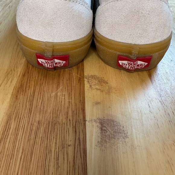 Vans Black and White Sneakers Retro-Inspired Style - Picture 4 of 9